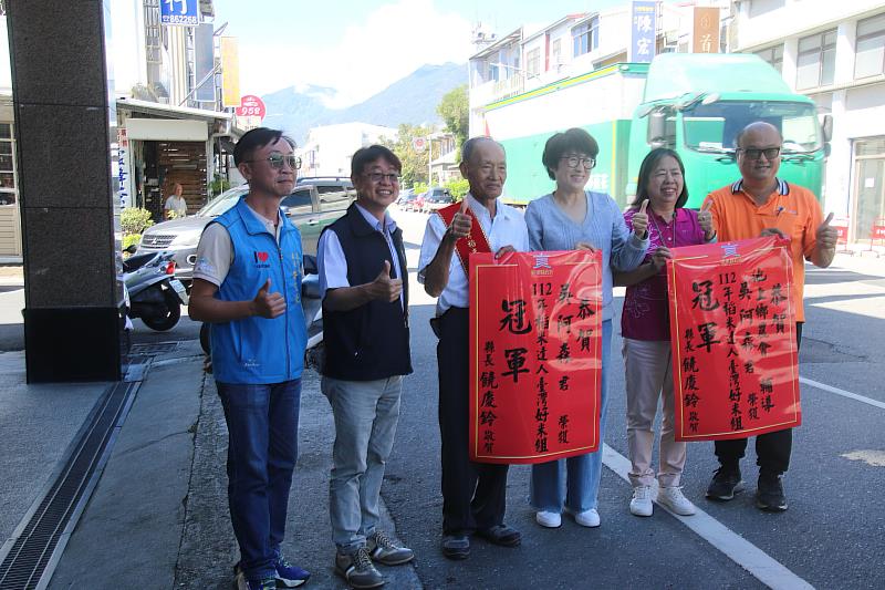 橫掃千軍 池上鄉吳阿森榮獲稻米達人「臺灣好米組」全國冠軍 饒慶鈴親往頒紅榜