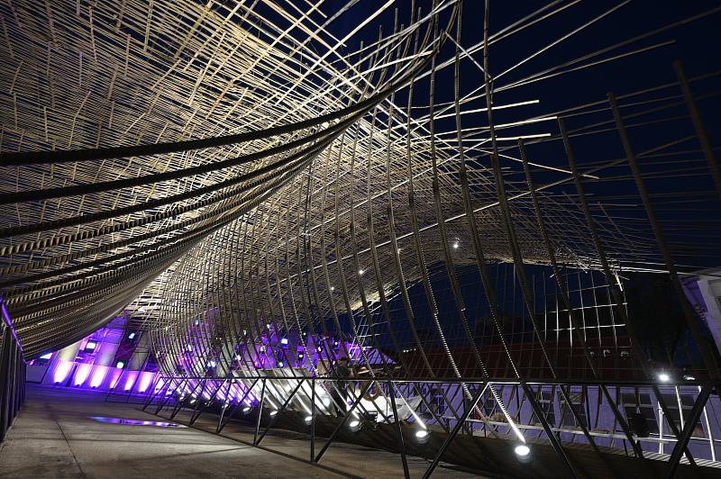 運用竹材、鋼筋兩樣原始的材料，創造具有飄浮設計感的工藝裝置，由林聖峰建築師與徐暋盛工藝師共同合創，以「鷂-飄浮的停機坪」為命名的工藝裝置