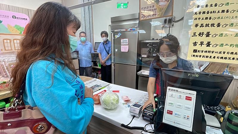 新竹市社福卡在農會消費社福點數每月上限100點，可選擇使用信用卡、悠遊卡、一卡通、愛金卡、LINE Pay、一卡通money、街口等方式支付。