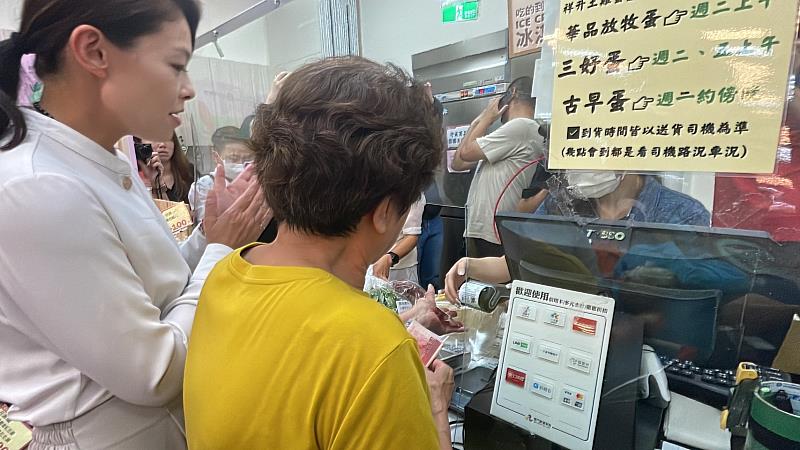 新竹市長高虹安今天宣布敬老愛心卡到農會消費，並陪著長輩一起採買新鮮蔬果、米粉、國產雞蛋。