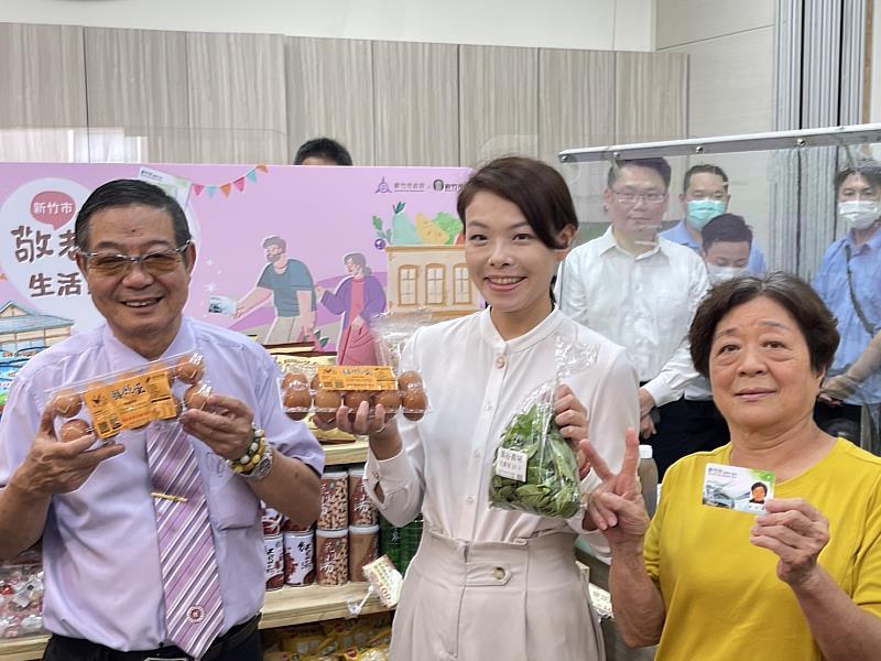 新竹市長高虹安今天宣布敬老愛心卡到農會消費也可刷，每月最高可使用社福點數100點。