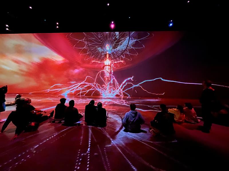 藝術家「涅所開發NAXS corp.」的即時互動錄像空間裝置作品《ID0》在馬德里數位藝術中心展出，現場民眾透過手機與網路加入互動對話，進入由藝術家創造的虛擬旅程。