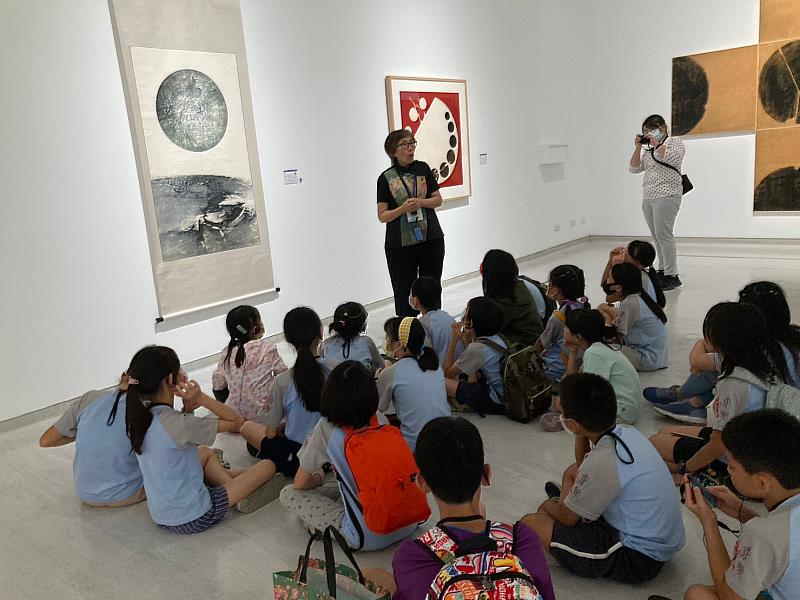 新竹縣政府與廣達文教基金會合作辦理《游於藝》－「筆墨行旅-在東方名畫中旅行」巡迴展，舉辦校園導覽小尖兵課程培訓。