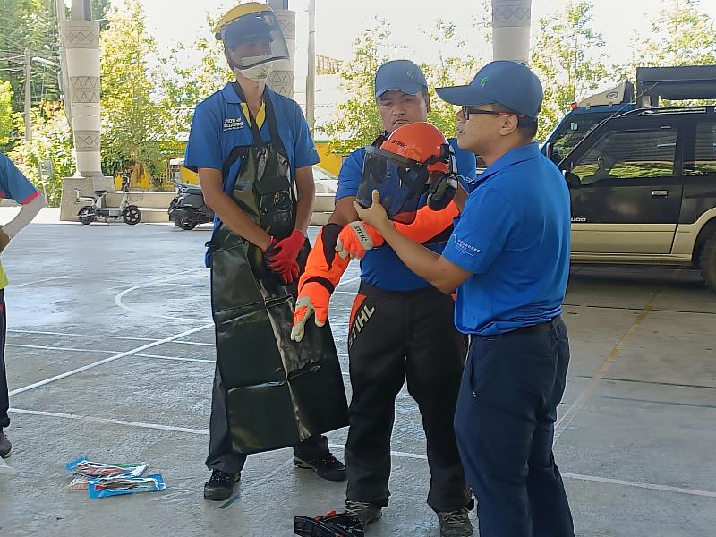 林業保育署花蓮分署贈送社區巡守隊1套完整防護裝備