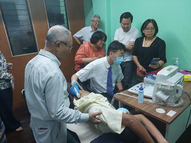 Taoyuan Hospital deputy superintendent Wang Wei-Jie in a hands-on demo to show how the scanner best performs.（Photos courtesy of LJM）