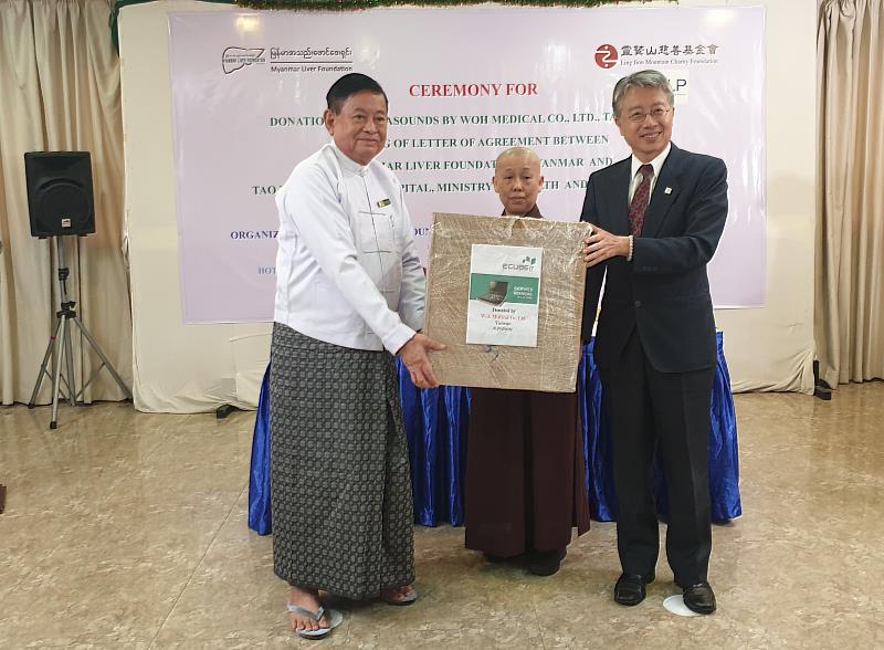 Master Bao Shan of LJM Yangong presents hand-held scanners for abdominal ultrasound to Myanmar Liver Foundation.（Photos courtesy of LJM）