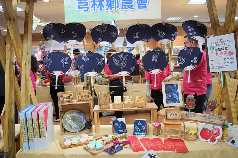 112年度新竹縣農業推廣教育聯合成果展今天登場，展示各級農會的成果。