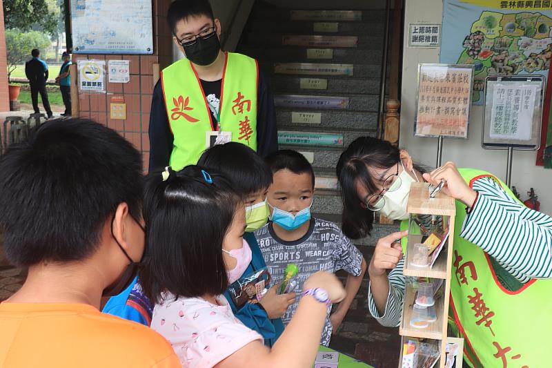 南華大學拒毒萌芽反毒宣導志工團，至鄰近國中、小實施反毒宣教，將反毒觀念向下扎根。