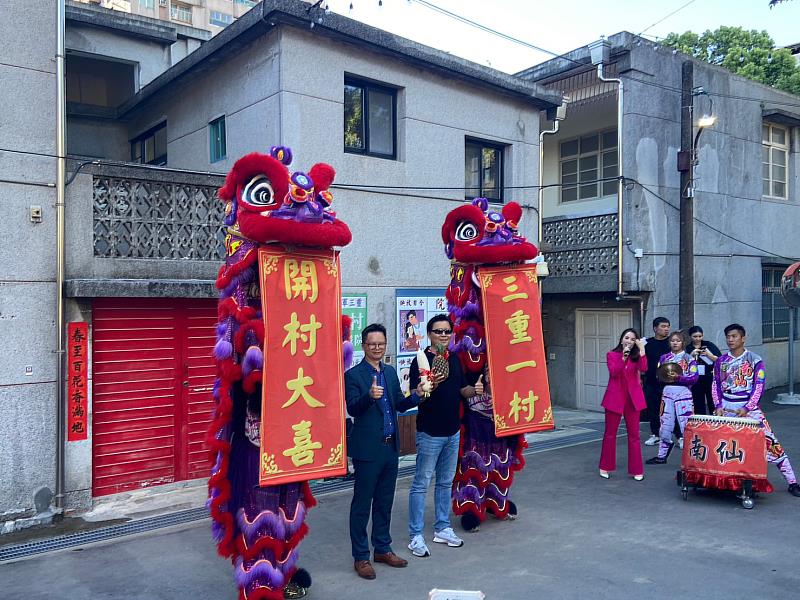 空軍三重一村：開村大吉，園區巡禮。左:時藝多媒體黃文德董事長，右:新北市副市長朱惕之