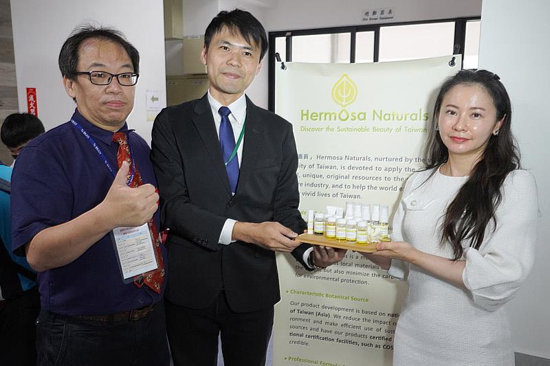 嘉誠化學總經理林秀芳(右)展示公司產品，與大葉大學育成中心吳建一主任(左)合影