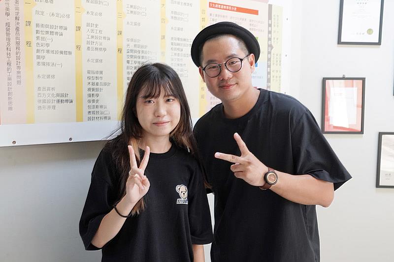 大葉大學工設系姜文中老師(右)恭喜劉又維同學(左)鐙烜獎銀獎