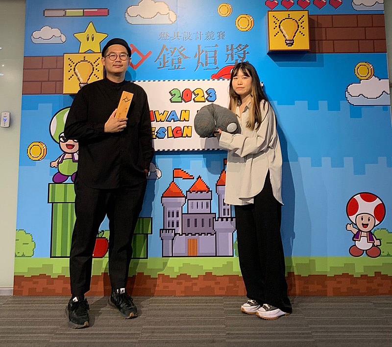 大葉大學工設系劉又維同學(右)與姜文中老師(左)共同出席頒獎典禮