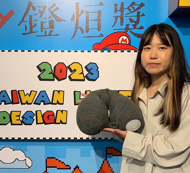 大葉大學工設系大四生劉又維介紹旅伴抱枕燈