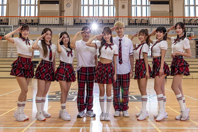 關懷台灣文教基金會董事長李濤（左四）今年邀請樂天女孩林襄（左五）、創作歌手田亞霍（右四）等人獻唱。（世新大學提供）