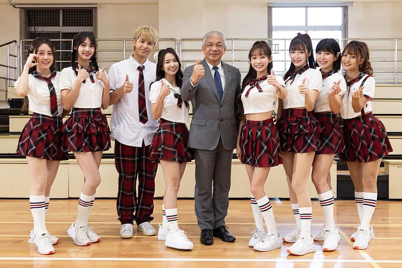 世新大學校長陳清河響應支持公益單曲MV拍攝，也為大家加油打氣。（世新大學提供）