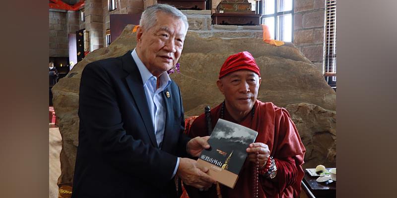 Master Hsin Tao presented Dr. Henry Chang-Yu Lee with his personal biography 