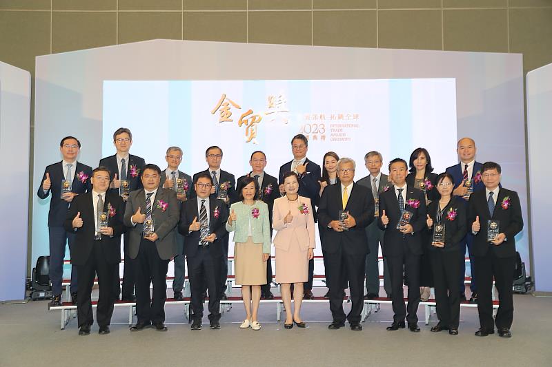 MOEA Minister Mei-Hua Wang and BOFT Director General Cynthia Kiang with representatives of the 17 outstanding enterprises at the 2023 International Trade Awards Ceremony.