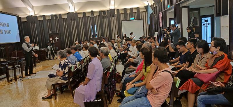 丁羅賓漢高亢充滿感人力量的歌聲一首接一首，讓現場與會者如癡如醉的聆聽。