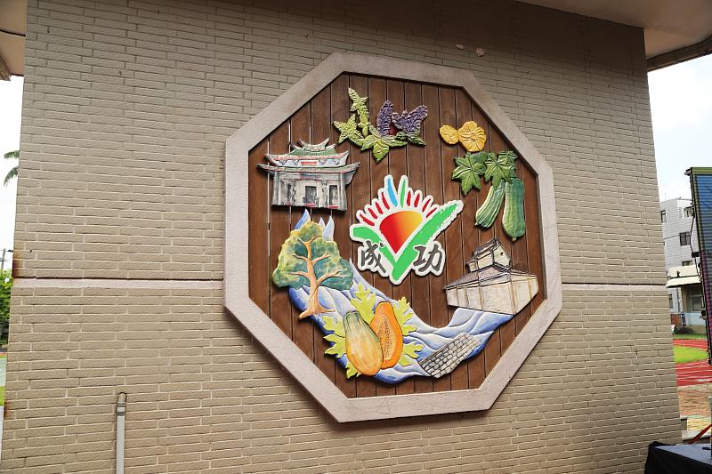 青銀世代手作陶藝 門牌、陶板牆妝點成功社區