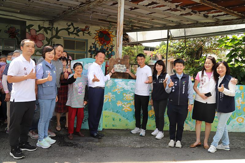 青銀世代手作陶藝 門牌、陶板牆妝點成功社區