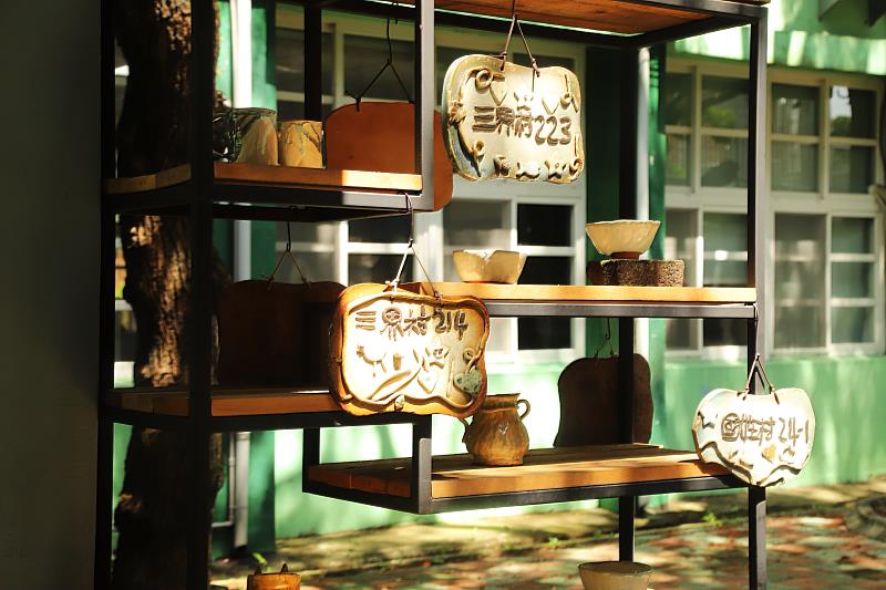 青銀世代手作陶藝 門牌、陶板牆妝點成功社區