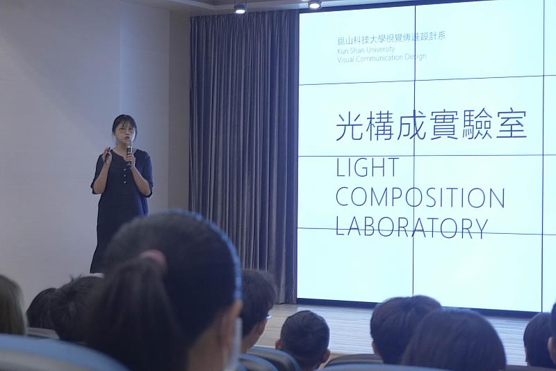 光構成研究室指導老師曾薰誼為新生介紹研究室內容