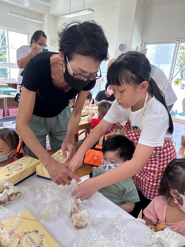 陳永富老師的女兒也共同參與，帶領祖孫手作月餅