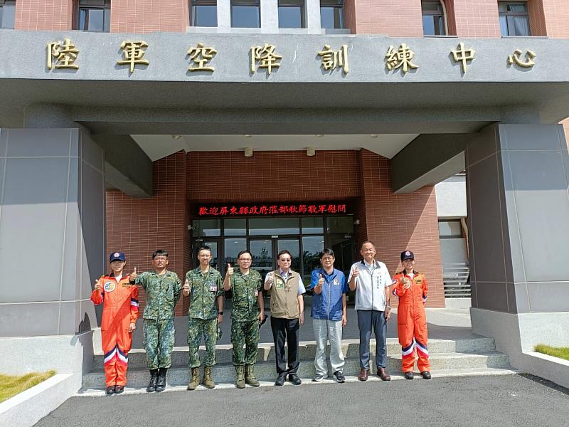 屏東縣政府民政處楊新發代理處長(中),代表縣長周春米前往屏東空軍基地慰問並致贈慰勞金