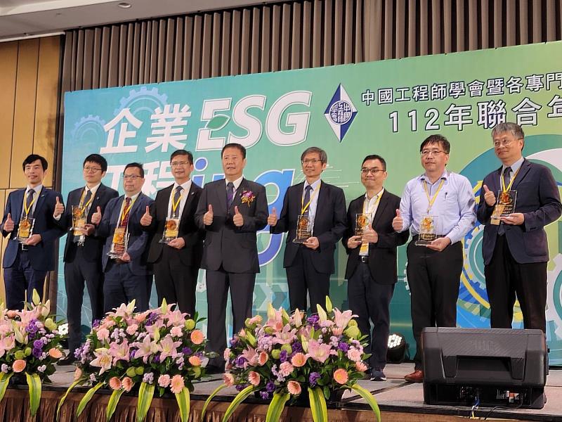 崑大周煥銘副校長(右4)與其他獲獎學校代表合影