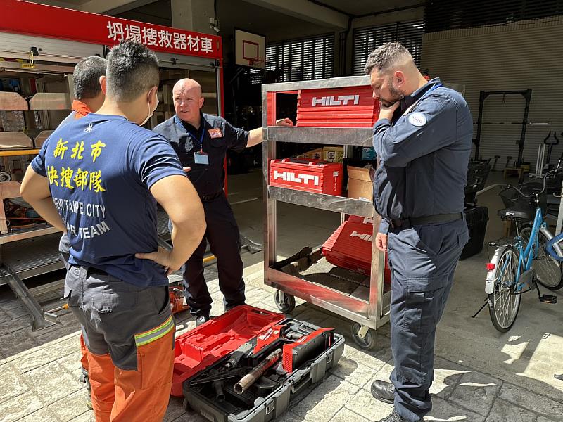 新北快搜部隊與英國國際重型救援隊交流訓練   增強台灣人道救援軟實力