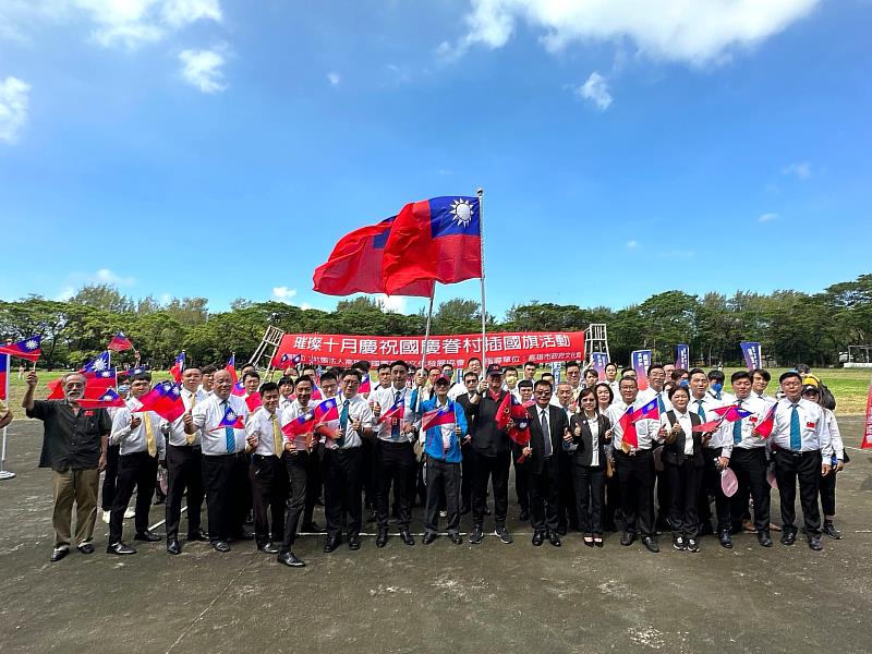 高雄市國軍眷村文化發展協會24日上午在在左營海軍體育場東側廣場舉辦「慶祝112年國慶插國旗活動」。圖片來源：高雄市國軍眷村文化發展協會