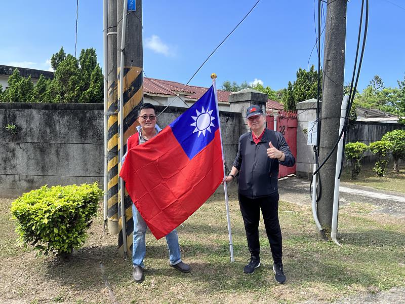 左營眷村插國旗活動今年已舉辦至第10年，呼應當年年份，今年共插上112面國旗。圖片來源：高雄市國軍眷村文化發展協會