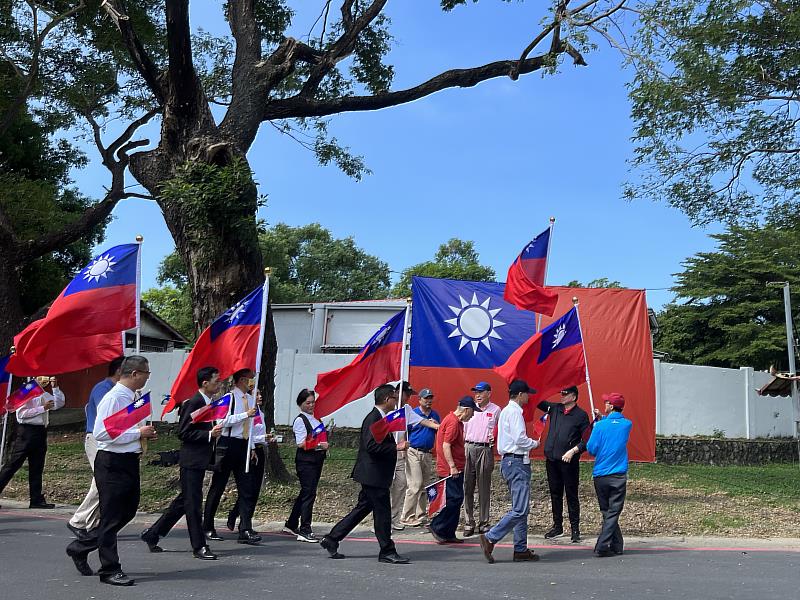 連續10年舉辦的插國旗活動，讓沉靜的老眷村再現國慶歡騰氛圍。圖片來源：高雄市國軍眷村文化發展協會