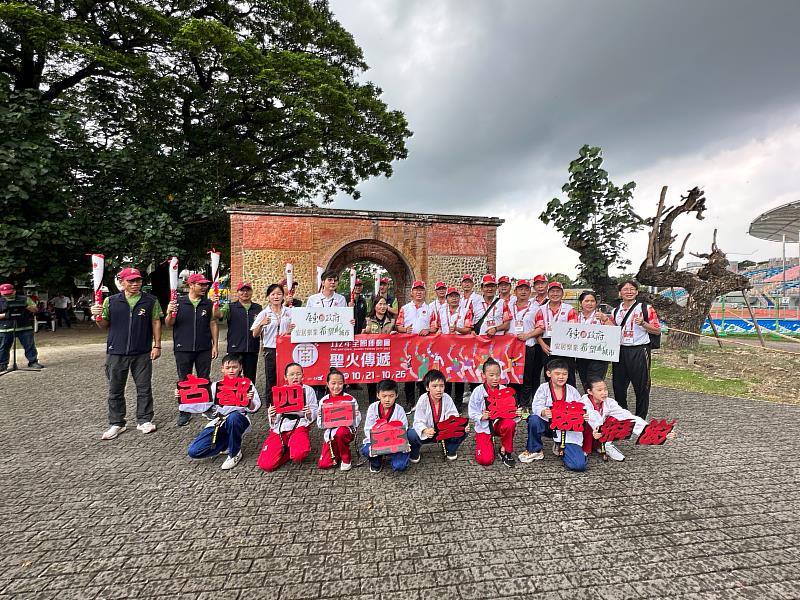 屏東縣聖火隊與臺南市聖火隊合影