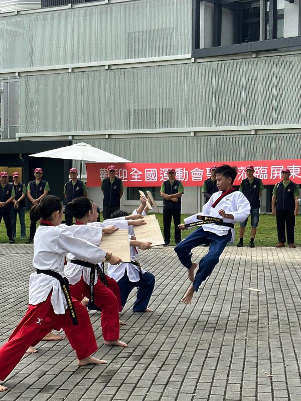 崇蘭國小跆拳道隊表演
