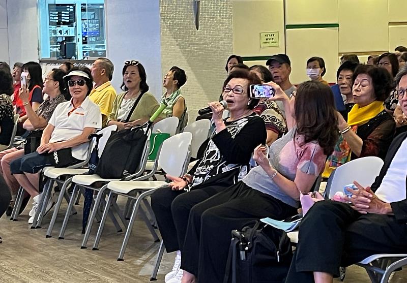 國寶歌后紀露霞，親切無距離的坐在台下唱歌，歌迷驚喜不已