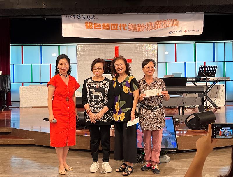 兩位樂齡朋友獲得紀露霞（左2）贈送的演唱會門票開心不已