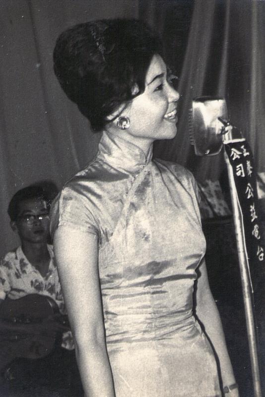 紀露霞1959年於正聲電台現場播唱
