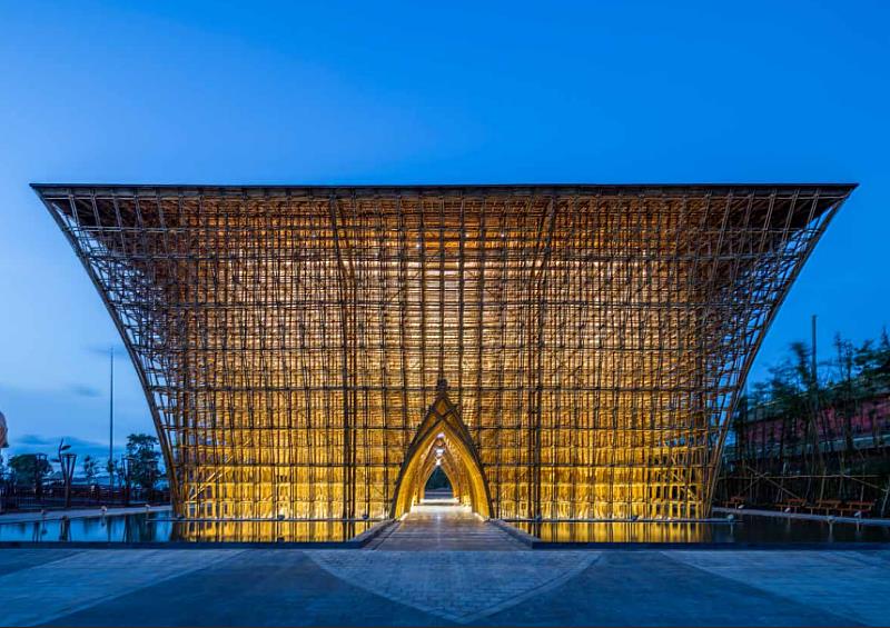 越南建築大師武重義（Vo Trong Nghia）在沒有使用鋼筋的情況下，純粹用 42,000 根竹子建造的迎賓中心，曾在國際拿下無數獎項。
