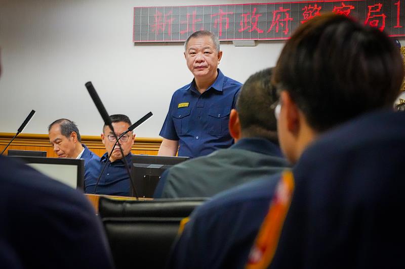 新北警局長送新任所長「所長公事包」 期許專業、廉能、穩健。