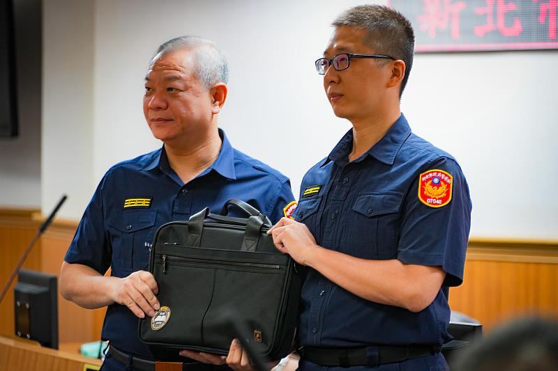 新北警局長送新任所長「所長公事包」 期許專業、廉能、穩健。