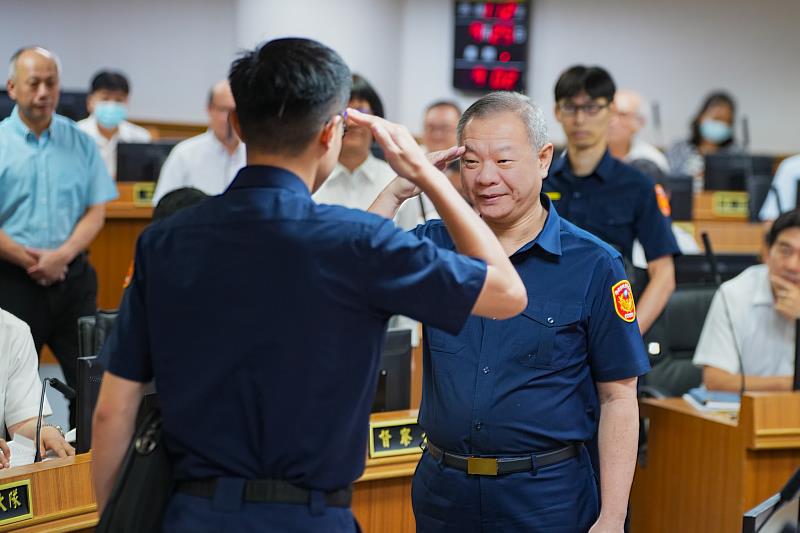 新北警局長送新任所長「所長公事包」 期許專業、廉能、穩健。