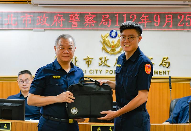 新北警局長送新任所長「所長公事包」 期許專業、廉能、穩健。