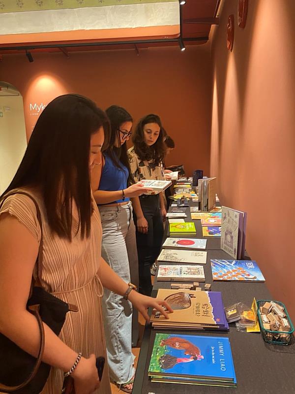 除展出達姆插畫作品外，現場也設置臺灣主題圖書及特色文創文具展區，供南義讀者參觀選購。