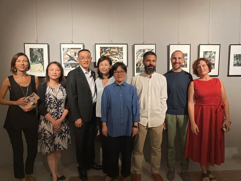 「TATO Taiwan on Tour」2023年臺灣插畫巡迴展第三站駛至卡塔尼亞南部製造藝術節，邀請臺灣人氣插畫家達姆（中）在南義推出首次個展，駐義大使蔡允中（左3）及文化組長鄧美容（左2）與藝術節總監Antonio Perdichizzi（右2）等人參觀展覽。