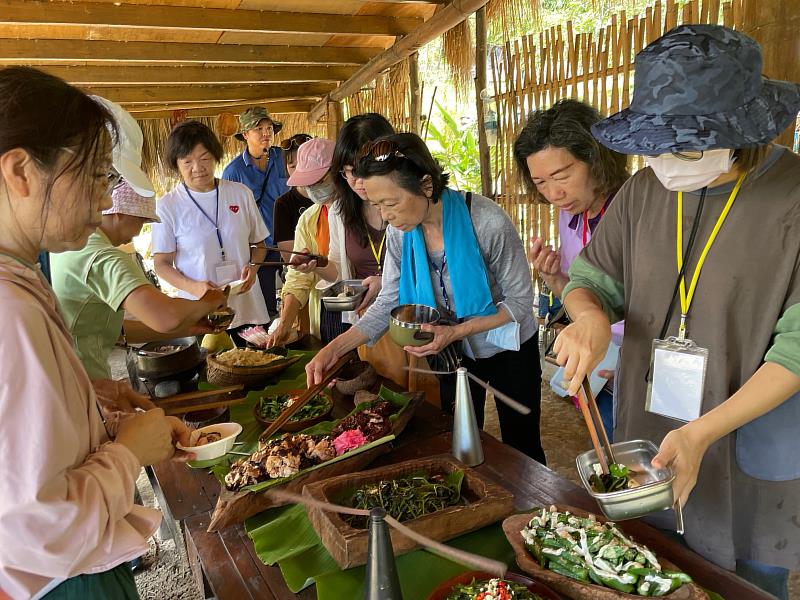 阿度蘭農場為學員們精心準備部落野菜炊飯等佳餚