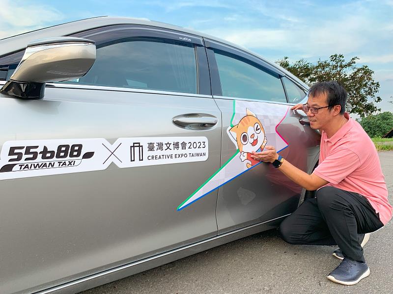 圖二_55688多元司機簡大哥表示，自己平常就有關注動漫，能將台灣特有的動漫IP【小貓巴克里】貼在車上、行駛在路上讓更多人看到，能以行動相挺台灣文化感到自豪。