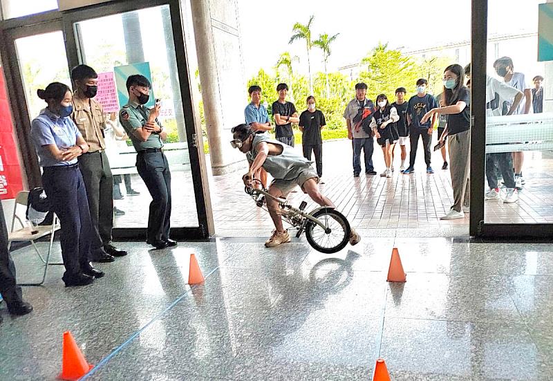 學生戴上3D模擬酒駕眼鏡，真實體驗酒駕騎車的感受，藉此瞭解酒後駕車的危險性(照片來源：義守大學提供)。