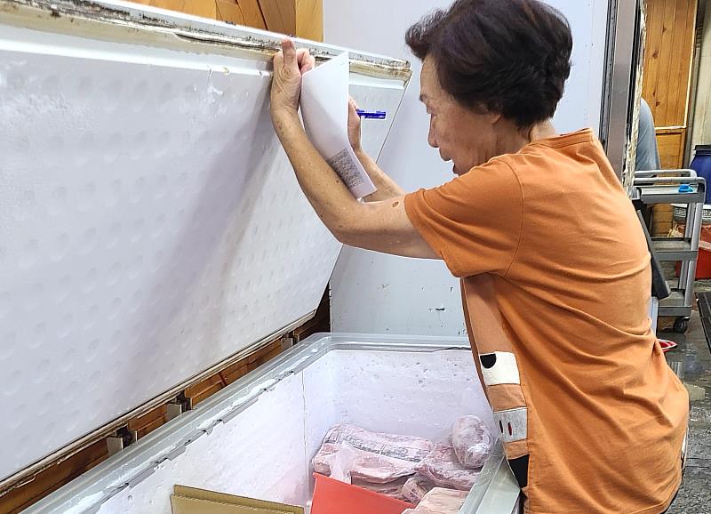 阿惜阿嬤盤點肉品進貨