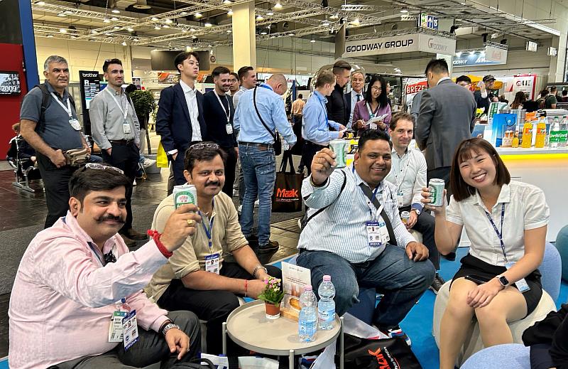 盈錫帶印度買主來EMO展台灣館喝啤酒談生意。(貿協提供)